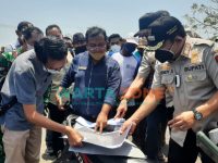 Caption: Bupati Jember, Hendy Siswanto dan Wabup Muhammad Balya Firjaun Barlaman (Gus Firjaun), saat melakukan sidak di perusahaan tambak udang vaname di wilayah pesisir pantai Desa Kepanjen, Kecamatan Gumukmas, Minggu (26/9/2021).