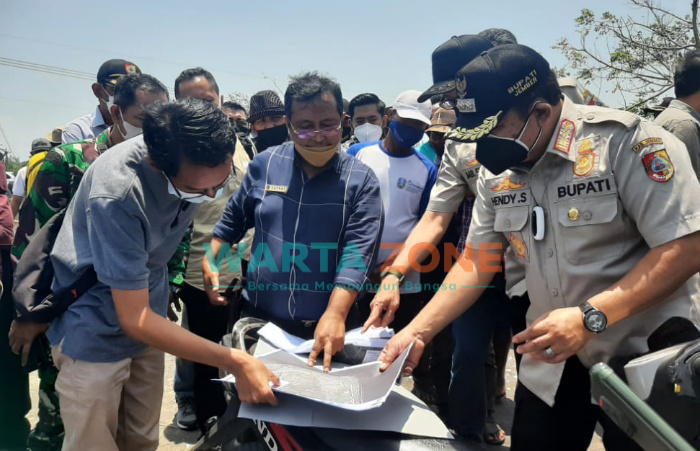 Caption: Bupati Jember, Hendy Siswanto dan Wabup Muhammad Balya Firjaun Barlaman (Gus Firjaun), saat melakukan sidak di perusahaan tambak udang vaname di wilayah pesisir pantai Desa Kepanjen, Kecamatan Gumukmas, Minggu (26/9/2021).