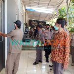 DITUTUP: Tim gabungan dari Satpol PP bersama DPMPTSP Sumenep, saat akan melakukan penutupan Kafe Apoeng Kheta (Foto: Ajie Putra)