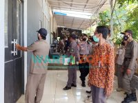 DITUTUP: Tim gabungan dari Satpol PP bersama DPMPTSP Sumenep, saat akan melakukan penutupan Kafe Apoeng Kheta (Foto: Ajie Putra)