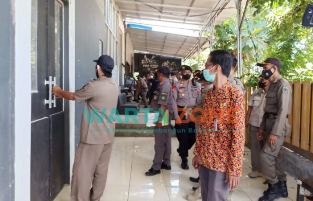 DITUTUP: Tim gabungan dari Satpol PP bersama DPMPTSP Sumenep, saat akan melakukan penutupan Kafe Apoeng Kheta (Foto: Ajie Putra)