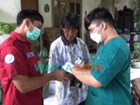 Caption: sejumlah hewan milik warga Semboro, Jember, saat disuntik vaksin rabies oleh petugas penyelenggara, Selasa (28/9/2021).
