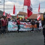 Caption: Sejumlah aktivis mahasiswa GMNI, saat melakukan aksi unjuk rasa pertambangan dan tambak di wilayah Kabupaten Jember, Rabu (29/9/2021)