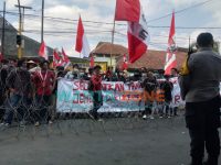 Caption: Sejumlah aktivis mahasiswa GMNI, saat melakukan aksi unjuk rasa pertambangan dan tambak di wilayah Kabupaten Jember, Rabu (29/9/2021)