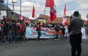 Puluhan Mahasiswa Unras di Bundaran DPRD Jember, Tolak Tambang dan Tambak