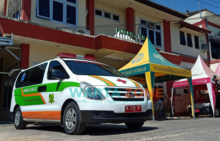 Foto: Salah satu mobil ambulans yang dimiliki RSUD dr H Moh Anwar Sumenep, saat terparkir di depan ruang Puspa-RS. (Foto dok. wartazone.com)