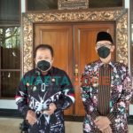 Caption: Bupati Jember, Hendy Siswanto dan Wabup Muhammad Balya Firjaun Barlaman (Gus Firjaun), saat konferensi pers di depan aula lantai satu di Pendapa Wahyawibawagraha, Kamis (30/9/2021).