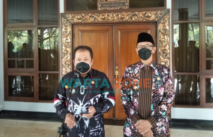 Caption: Bupati Jember, Hendy Siswanto dan Wabup Muhammad Balya Firjaun Barlaman (Gus Firjaun), saat konferensi pers di depan aula lantai satu di Pendapa Wahyawibawagraha, Kamis (30/9/2021).