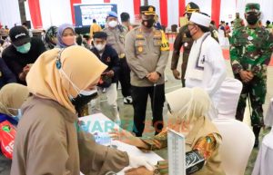 Santri dan Pengurus Ponpes di Jombang Guyup Ikuti Vaksinasi Serentak, Dipantau Langsung Presiden Jokowi