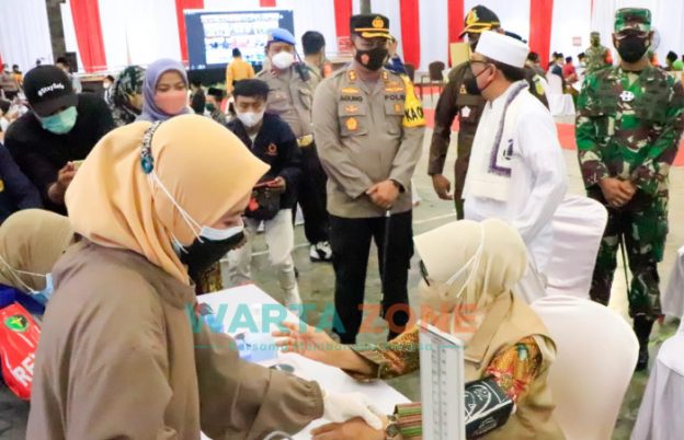 Pelaksanaan Vaksinasi covid-19 di Ponpes Bahrul Ulum Tambakberas Jombang, untuk para santri dan pengurus.