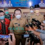 Caption: Bupati Jembe Hendy Siswanto saat dikonfirmasi sejumlah wartawan usai meninjau Vaksinasi di SMK PGRI 5 Jember, Senin (13/9/2021), (sumber foto: IG Pemkab Jember)