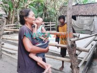 Rudi (18) dan Rosidi (12), kakak beradik yang diketahui mengidap Treacher Collins Syndrome (TCS), warga Dusun Wringinsari, Desa Jatimulyo, Kecamatan Jenggawah, Jember.