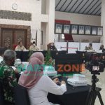 Caption: Bupati Jember Hendy Siswanto didampingi Wabup Gus Firjaun, saat melakukan pertemuan dengan pengusaha tambang dan perwakilan warga di Pendapa Wahyawibawagraha.