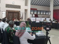 Caption: Bupati Jember Hendy Siswanto didampingi Wabup Gus Firjaun, saat melakukan pertemuan dengan pengusaha tambang dan perwakilan warga di Pendapa Wahyawibawagraha.