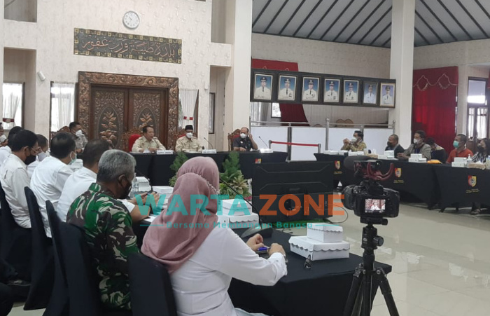 Caption: Bupati Jember Hendy Siswanto didampingi Wabup Gus Firjaun, saat melakukan pertemuan dengan pengusaha tambang dan perwakilan warga di Pendapa Wahyawibawagraha.