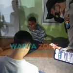 Caption: Pelaku pencuri pakaian dalam, saat diinterogasi polisi di Perumahan Bumi Tegal Besar, Selasa (14/9/2021) malam.