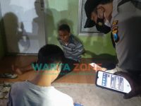 Caption: Pelaku pencuri pakaian dalam, saat diinterogasi polisi di Perumahan Bumi Tegal Besar, Selasa (14/9/2021) malam.