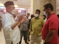 Foto: Wakil Ketua Komisi VIII (Ketua Panja UU Pondok Pesantren) H. Marwan Dasopang (kiri) saat berbincang bincang dengan tenaga ahlinya, Rahmat Kurnia Lubis (tengah).