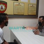 Caption: Kanit Reskrim Polsek Kaliwates, Iptu M. Luthfi, saat menginterogasi pelaku pencuri pakaian dalam, Rabu (15/9/2021) sore.