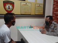 Caption: Kanit Reskrim Polsek Kaliwates, Iptu M. Luthfi, saat menginterogasi pelaku pencuri pakaian dalam, Rabu (15/9/2021) sore.
