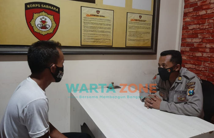 Caption: Kanit Reskrim Polsek Kaliwates, Iptu M. Luthfi, saat menginterogasi pelaku pencuri pakaian dalam, Rabu (15/9/2021) sore.