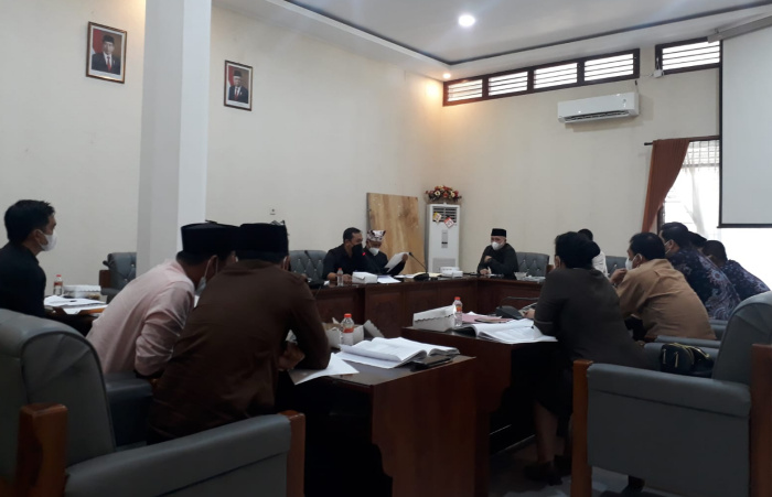 Foto: Komisi 1 DPRD banyuwangi, saat menggelar rapat kerja bersama sejumlah SKPD mitra kerja. (Foto dok Humas DPRD Bayuwangi)