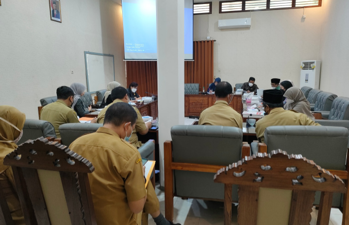 Foto: Komisi III DPRD Banyuwangi, saat menggelar rapat kerja bersama sejumlah SKPD, guna mencermati penurunan proyeksi PAD KUPA-PPAS Perubahan APBD 2021. (Foto dok. Humas DPRD Banyuwangi)