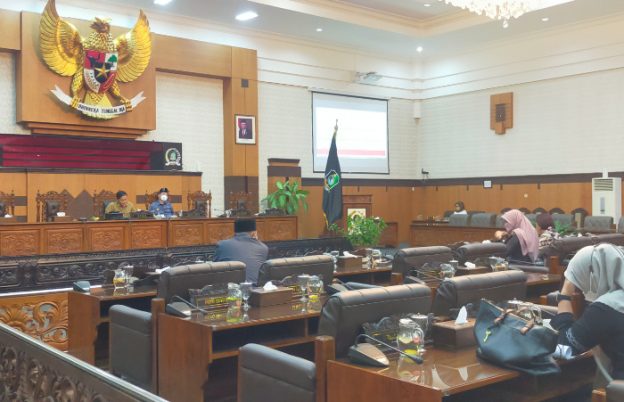 Foto: DPRD Kabupaten Banyuwangi, saat menggelar rapat paripurna internal dengan agenda penyampaian laporan hasil pembahasan KUPA-PPAS Perubahan APBD tahun 2021. (Foto dok Humas DPRD Banyuwangi)