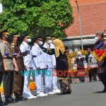 Foto: Bupati Sumenep, Achmad Fauzi, saat menerima penghargaaan Lencana Tanda Kehormatan Jer Basuki Mawa Beya Emas dari Gubernur Jawa Timur, Khofifah Indar Parawansa.