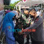 Foto: Alumni Akabri 89 dan Kepolisian saat melaksanakan bakti sosial dan vaksinasi massal di Kabupaten Sampang.