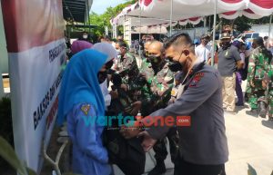 Bantu Masyarakat Terdampak Covid-19, Alumni Akabri 89 Salurkan Bansos Saat Vaksinasi Massal