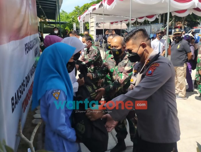 Foto: Alumni Akabri 89 dan Kepolisian saat melaksanakan bakti sosial dan vaksinasi massal di Kabupaten Sampang.