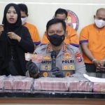 Foto: Kabid Humas Polda Jatim, Kombes Pol Gatot Repli Handoko, saat menggelar konferensi pers.