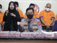 Foto: Kabid Humas Polda Jatim, Kombes Pol Gatot Repli Handoko, saat menggelar konferensi pers.
