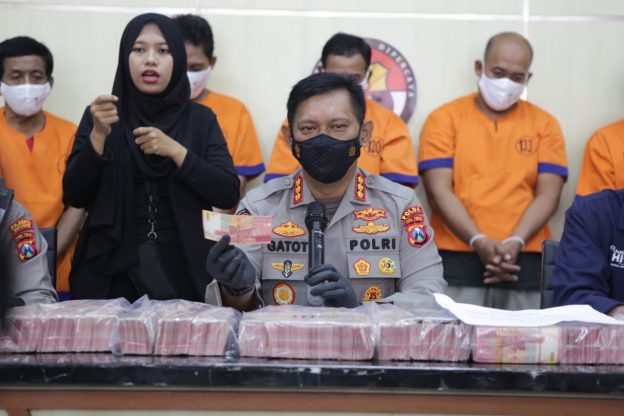 Foto: Kabid Humas Polda Jatim, Kombes Pol Gatot Repli Handoko, saat menggelar konferensi pers.