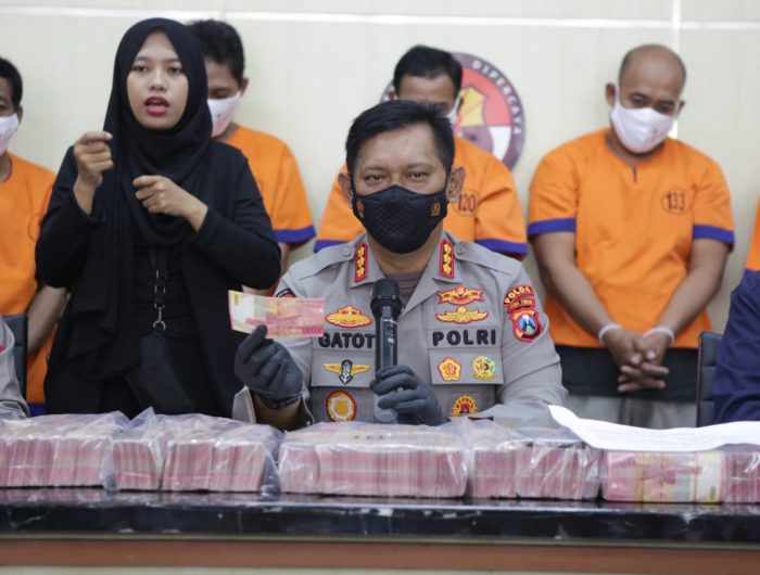 Foto: Kabid Humas Polda Jatim, Kombes Pol Gatot Repli Handoko, saat menggelar konferensi pers.