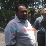 Foto: Direktur Puskaptis Banyuwangi, Muhammad Amrullah, saat diwawancarai sejumlah media di halaman Pemda, usai berkirim surat somasi ke Bupati.