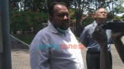 Foto: Direktur Puskaptis Banyuwangi, Muhammad Amrullah, saat diwawancarai sejumlah media di halaman Pemda, usai berkirim surat somasi ke Bupati.