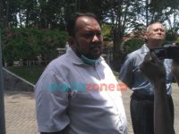 Foto: Direktur Puskaptis Banyuwangi, Muhammad Amrullah, saat diwawancarai sejumlah media di halaman Pemda, usai berkirim surat somasi ke Bupati.