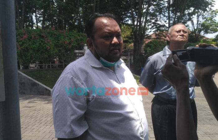 Foto: Direktur Puskaptis Banyuwangi, Muhammad Amrullah, saat diwawancarai sejumlah media di halaman Pemda, usai berkirim surat somasi ke Bupati.
