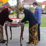 Foto: Bupati Sumenep, Achmad Fauzi bersama PT Perusahaan Listrik Negara (PLN) Persero melakukan MoU program kelistrikan Kabupaten Sumenep tentang pengelolaan listrik di Pulau Giliraja. (Foto: Humas Pemkab Sumenep)