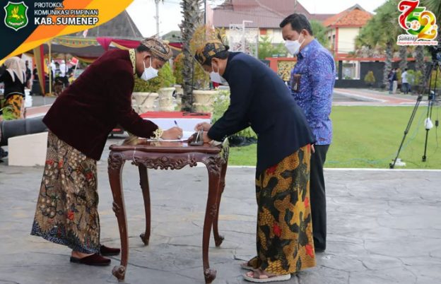 Foto: Bupati Sumenep, Achmad Fauzi bersama PT Perusahaan Listrik Negara (PLN) Persero melakukan MoU program kelistrikan Kabupaten Sumenep tentang pengelolaan listrik di Pulau Giliraja. (Foto: Humas Pemkab Sumenep)