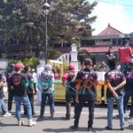 Caption: Tiga elemen yang tergabung dalam pendukung Bupati Jember, Hendy Siswanto, saat melakukan aksi demo di depan Rumah Dinas Pendapa Wahyawibawagraha, Jumat (1/10/2021).