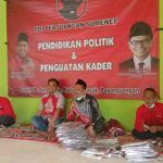 Foto; Ketua Fraksi PDI Perjuangan DPRD Sumenep, H. Zainal Arifin, saat membagikan ratusan pieces batik khas Sumenep, kepada para pengurus PAC di Hari Batik Nasional.