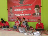 Foto; Ketua Fraksi PDI Perjuangan DPRD Sumenep, H. Zainal Arifin, saat membagikan ratusan pieces batik khas Sumenep, kepada para pengurus PAC di Hari Batik Nasional.