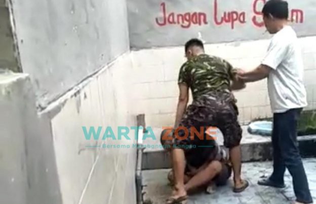 Caption: Tangkap layar video penganiayaan yang diduga terjadi luar ruangan (kamar mandi) Lapas Kelas 2A Jember.