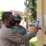Foto: Polresta Banyuwangi mulai berlakukan cek barcode Aplikasi Peduli Lindungi bagi anggota dan pengunjung Polresta Banyuwangiyang masuk dan keluar Mapolresta Banyuwangi.