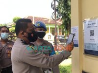 Foto: Polresta Banyuwangi mulai berlakukan cek barcode Aplikasi Peduli Lindungi bagi anggota dan pengunjung Polresta Banyuwangiyang masuk dan keluar Mapolresta Banyuwangi.
