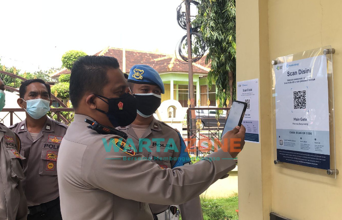Foto: Polresta Banyuwangi mulai berlakukan cek barcode Aplikasi Peduli Lindungi bagi anggota dan pengunjung Polresta Banyuwangiyang masuk dan keluar Mapolresta Banyuwangi.