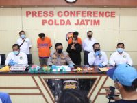 Foto: Ditresnarkoba Polda Jatim, saat menggelar konferensi pers penangkapan dua pengedar narkoba jenis sabu dan ekstasi, di dua tempat yang berbeda.